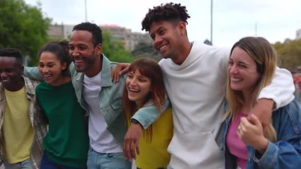 快乐的年轻人在城市街道上快乐地走着 拥抱着彼此 千禧年的朋友都喜欢在户外共度时光 青年社区概念 — 图库视频影像