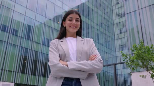Уверенный Портрет Молодой Предпринимательницы Скрещенными Руками Стоящей Над Офисным Зданием — стоковое видео