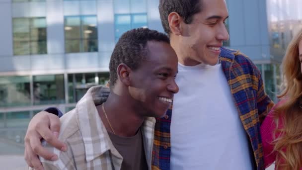 Millennial Groep Van Jonge Gelukkige Vrienden Samen Lachen Stad Straat — Stockvideo