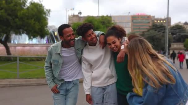 Bir Grup Üniversite Öğrencisi Şehir Caddesinde Eğleniyor Çok Irklı Insanlar — Stok video