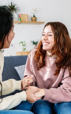 İki genç ve mutlu kadının evde toplanıp eğlendikleri dikey çekim.