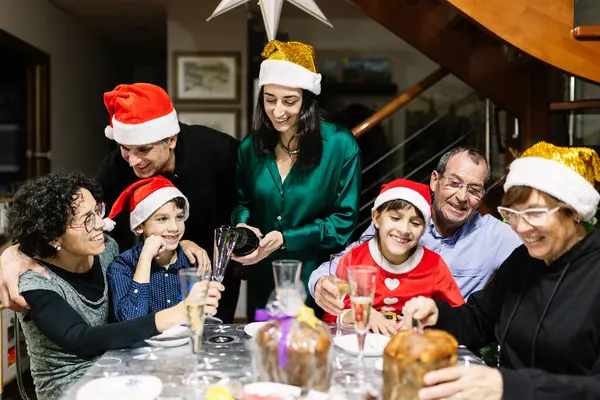 Drei Mehrgenerationenfamilien Feiern Hause Gemeinsam Ein Weihnachtsessen Glückliche Spanische Kinder Stockfoto