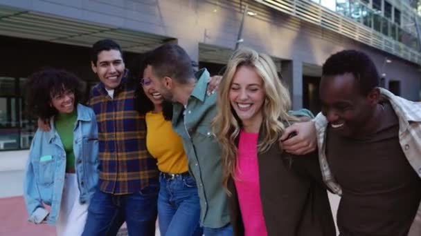 Jovem Grupo Amigos Diversos Rindo Enquanto Caminham Juntos Rua Cidade — Vídeo de Stock