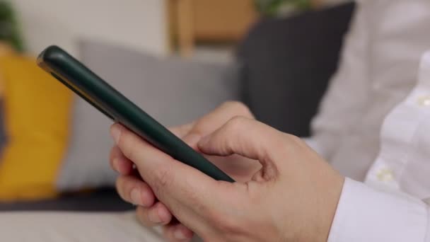 Zblízka Muž Ruce Pomocí Smartphone Zařízení Sedí Pohovce Doma Nerozpoznatelný — Stock video