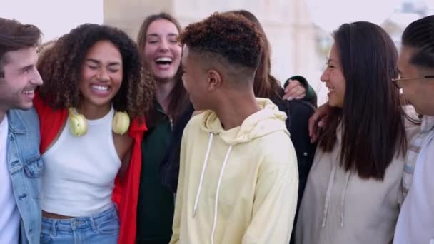 Wielorasowa Młodzież Bawiąca Się Podczas Śmiechu Spędzania Czasu Zewnątrz Chłopcy — Wideo stockowe