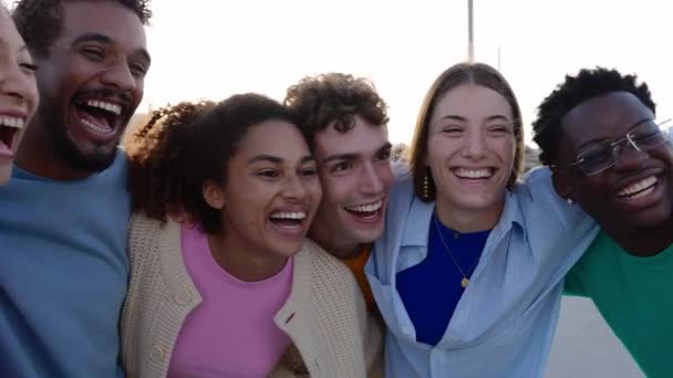 Feliz Grupo Jóvenes Abrazándose Entre Riéndose Aire Libre Amistosos Amigos — Vídeos de Stock