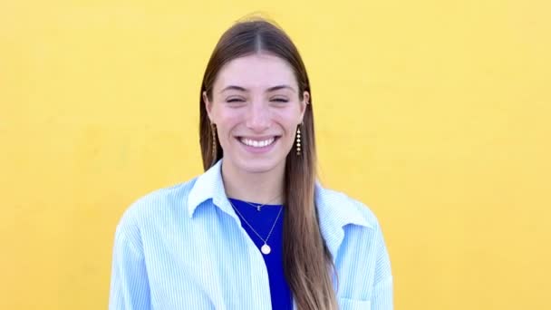 Piękny Portret Młodej Wesołej Białej Dziewczyny Uśmiechającej Się Kamery Żółtym — Wideo stockowe