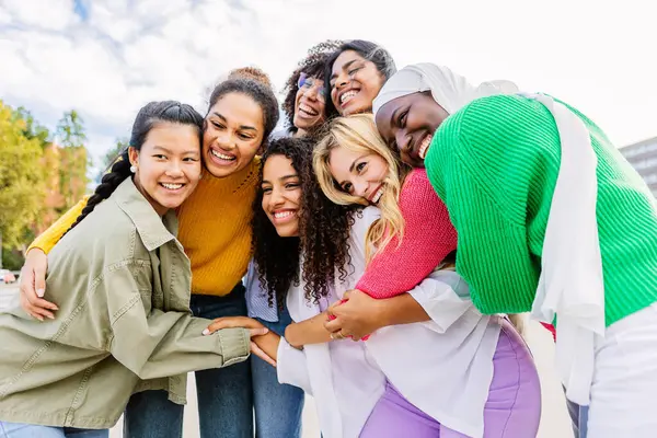 Weibliches Freundschaftskonzept Mit Sieben Multirassischen Jungen Frauen Aus Verschiedenen Kulturen lizenzfreie Stockfotos