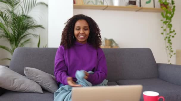 Ευτυχισμένη Πολυφυλετική Νεαρή Γυναίκα Απολαμβάνοντας Εικονική Συνάντηση Στο Laptop Έχοντας — Αρχείο Βίντεο