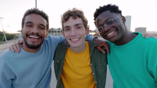 三个年轻的不同的男性朋友在户外对着相机笑的肖像 多种族男人的朋友一起在城市街道上享受生活 青年社区和友谊概念 — 图库视频影像
