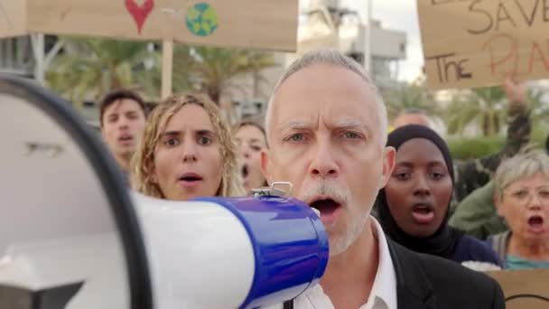Grupo Ativistas Protestando Com Cartazes Lutando Pela Mudança Climática Frente — Vídeo de Stock