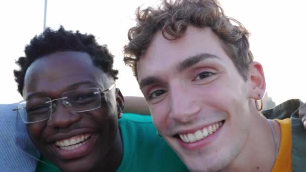 Крупним Планом Єднаний Портрет Молодих Студентів Підлітків Які Посміхаються Разом — стокове відео