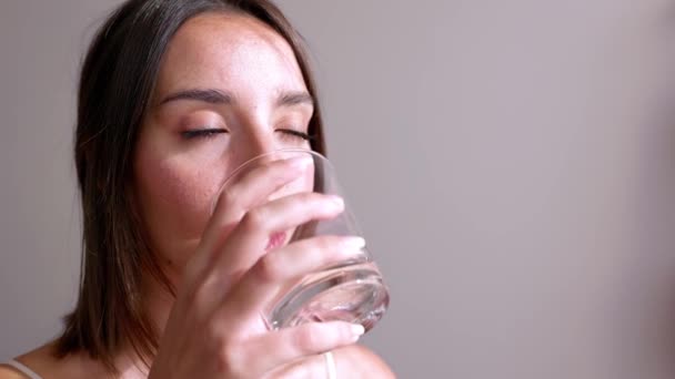 Jovem Mulher Bebendo Copo Água Mineral Pela Manhã Casa Estilo — Vídeo de Stock