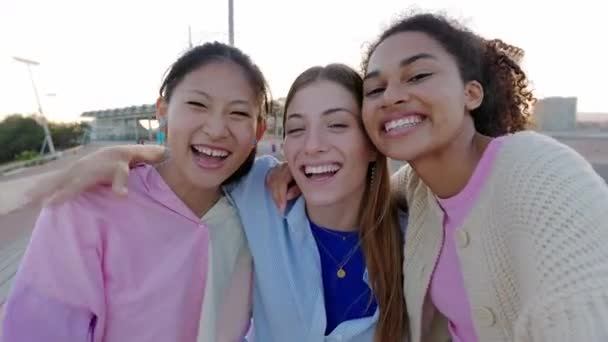 Retrato Selfie Tres Amigas Jóvenes Diversas Riéndose Cámara Haciendo Una — Vídeo de stock