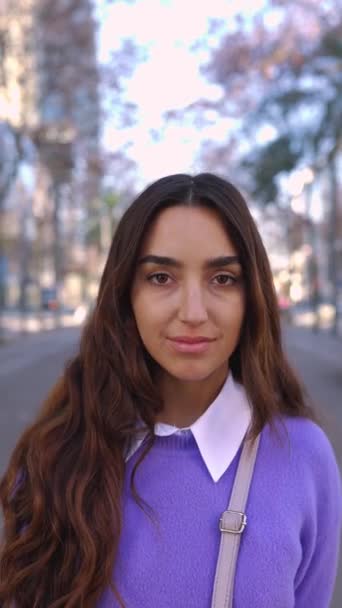 Retrato Vertical Una Joven Latina Sonriente Mirando Cámara Pie Calle — Vídeos de Stock