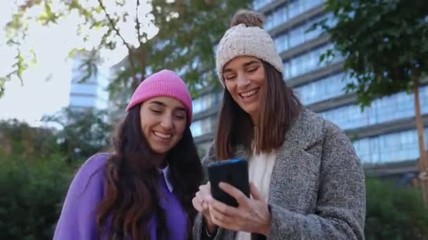 Δύο Χαρούμενες Όμορφες Γυναίκες Χειμωνιάτικα Ρούχα Γελώντας Μαζί Και Διασκεδάζοντας — Αρχείο Βίντεο
