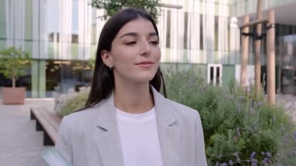 Une Jeune Femme Affaires Confiante Qui Marche Sur Immeuble Bureaux — Video