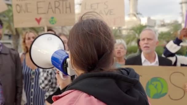 Młoda Aktywistka Megafonem Czele Protestu Przeciwko Zmianom Klimatycznym Koncepcja Ochrony — Wideo stockowe