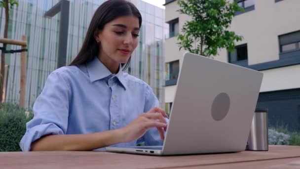 Een Jonge Zakenvrouw Die Buiten Een Laptop Werkt Zakelijke Levensstijl — Stockvideo