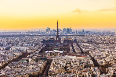 Montparnasse Kulesi, Fransa 'dan Eyfel kulesiyle Paris' in gün batımı manzarası.