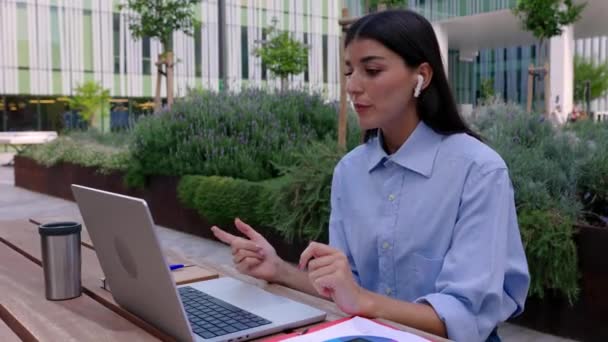 Mujer Joven Feliz Usando Ordenador Portátil Teniendo Una Videollamada Fuera — Vídeos de Stock
