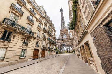 Küçük bir sokaktan Paris 'teki Eyfel Kulesi' nin geniş açılı görüntüsü