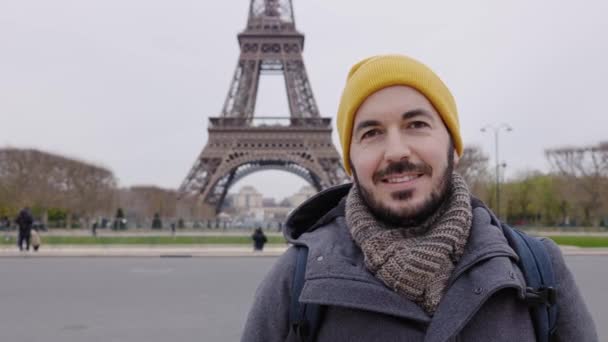 Улыбающийся Портрет Молодого Человека Стоящего Над Эйфелевой Башней Радостный Европейский — стоковое видео