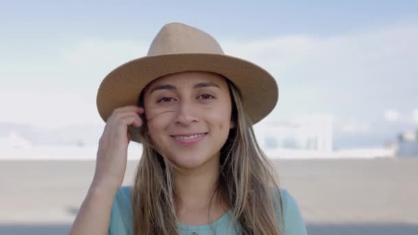 Χαμογελαστό Πορτρέτο Της Χαρούμενης Νεαρής Λατίνας Γυναίκα Καλοκαιρινό Καπέλο Κοιτάζοντας — Αρχείο Βίντεο