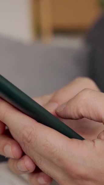 Κοντινό Πλάνο Χέρια Άνθρωπος Χρησιμοποιώντας Συσκευή Smartphone Κάθεται Στον Καναπέ — Αρχείο Βίντεο