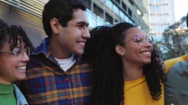 Çok ırklı bin yıllık arkadaşlar açık havada gülüşerek birbirlerine sarılıyorlar. Eğlenceli çeşitli üniversite öğrencileri eğleniyor, takılıyor ve sokaklarda eğleniyor. Arkadaşlık kavramı.