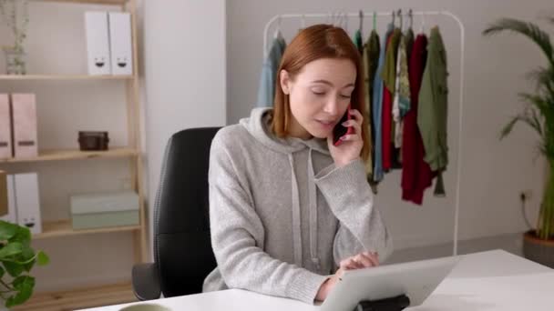 Genç Kadını Cep Telefonuyla Konuşuyor Galeride Sipariş Veriyor Ofiste Çalışan — Stok video