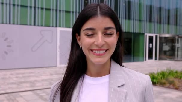 Detail Usmívající Portrét Mladé Podnikatelky Stojící Venku Nad Moderní Firemní — Stock video