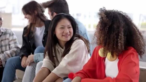 Diverse Kelompok Remaja Teman Teman Nongkrong Duduk Bersama Luar Ruangan — Stok Video