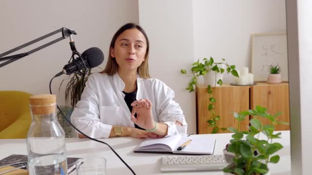 Joven Doctora Latinoamericana Anfitriona Podcast Médico Dando Consejos Médicos Consulta — Vídeo de stock