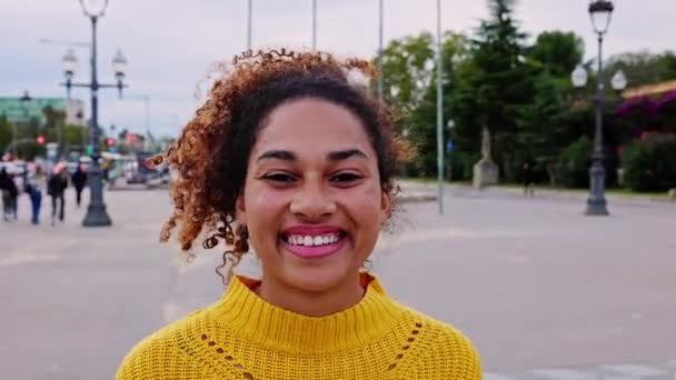 Radosna Latynoska Studentka Uśmiechnięta Kamery Zewnątrz Portret Szczęśliwej Młodej Wielorasowej — Wideo stockowe
