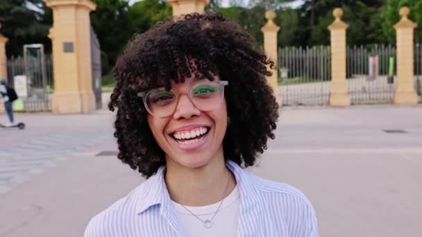 Radosny Portret Młodej Uczennicy Uśmiechniętej Kamery Zewnątrz Szczęśliwa Tysiącletnia Dziewczyna — Wideo stockowe