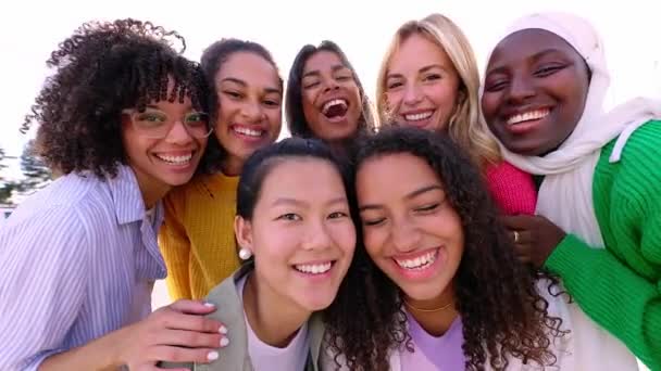 ハッピーな多様な女性がアウトドアで共に立っている姿をグループで描きます カメラで微笑むさまざまな文化のミレニアル世代の女性の友人 友情と若者コミュニティのコンセプト — ストック動画