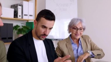 Çeşitli iş adamları ofiste bir takım toplantısı düzenliyor. İşbirliği ve takım çalışması kavramı.