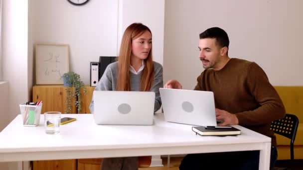Двое Молодых Бизнесменов Обсуждают Бизнес Проект Работающий Вместе Ноутбуке Офисе — стоковое видео