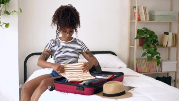 若いアフリカ系アメリカ人女性が夏のスーツケースを荷造りして旅行休暇を過ごした 休日の出発の概念の前のパッキング準備 旅行と休日のコンセプト — ストック動画