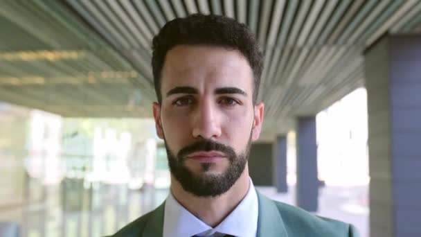 Porträt Eines Gutaussehenden Geschäftsmannes Der Vor Einem Bürogebäude Steht Erfolgreicher — Stockvideo