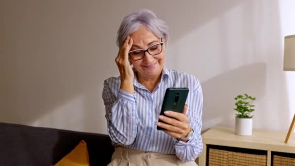 Glückliche Seniorin Mit Handy Beim Entspannen Hause Lächelnde Grauhaarige Frau — Stockvideo