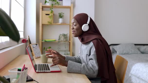 Müslüman Başörtüsü Takan Mutlu Siyah Kız Öğrenci Laptopuyla Evde Video — Stok video