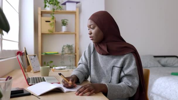 Joven Estudiante Africana Adulta Tomando Notas Mientras Usa Computadora Portátil — Vídeo de stock