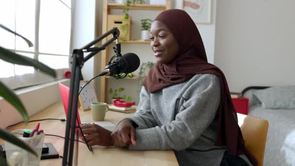 Jóvenes Gen Mujer Musulmana Africana Grabación Podcast Contenido Audio Para — Vídeo de stock