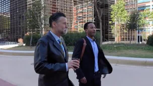 Finans Bölgesindeki Ofis Binasında Yürürken Birbirleriyle Konuşan Iki Profesyonel Arkadaşı — Stok video
