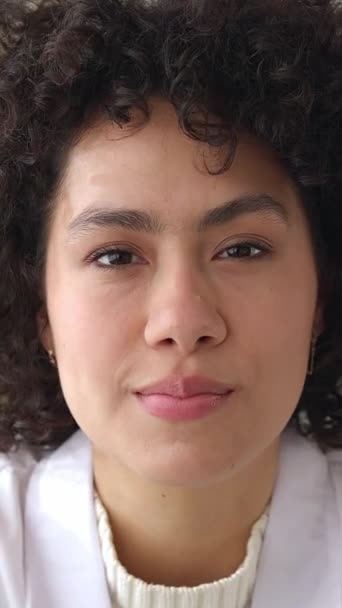 Pewny Siebie Portret Młodej Dorosłej Lekarki Patrzącej Poważnie Kamerę Szpitalnego — Wideo stockowe