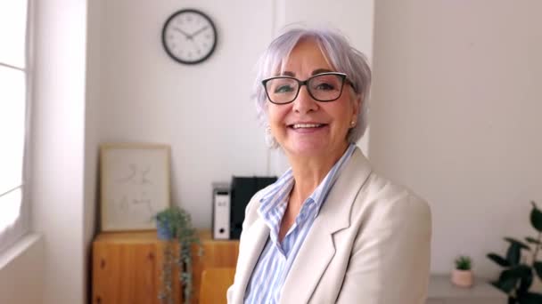 Relajada Mujer Negocios Mediana Edad Cabello Gris Mirando Cámara Mientras — Vídeos de Stock