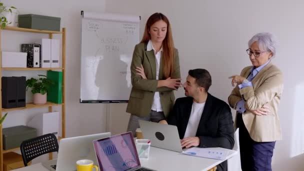 Três Pessoas Negócios Discutindo Enquanto Trabalham Juntos Laptop Projeto Empresa — Vídeo de Stock