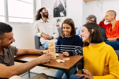 Çok nesilli aile evlerinde kanepede otururken blok oyunu oynayarak eğleniyor..